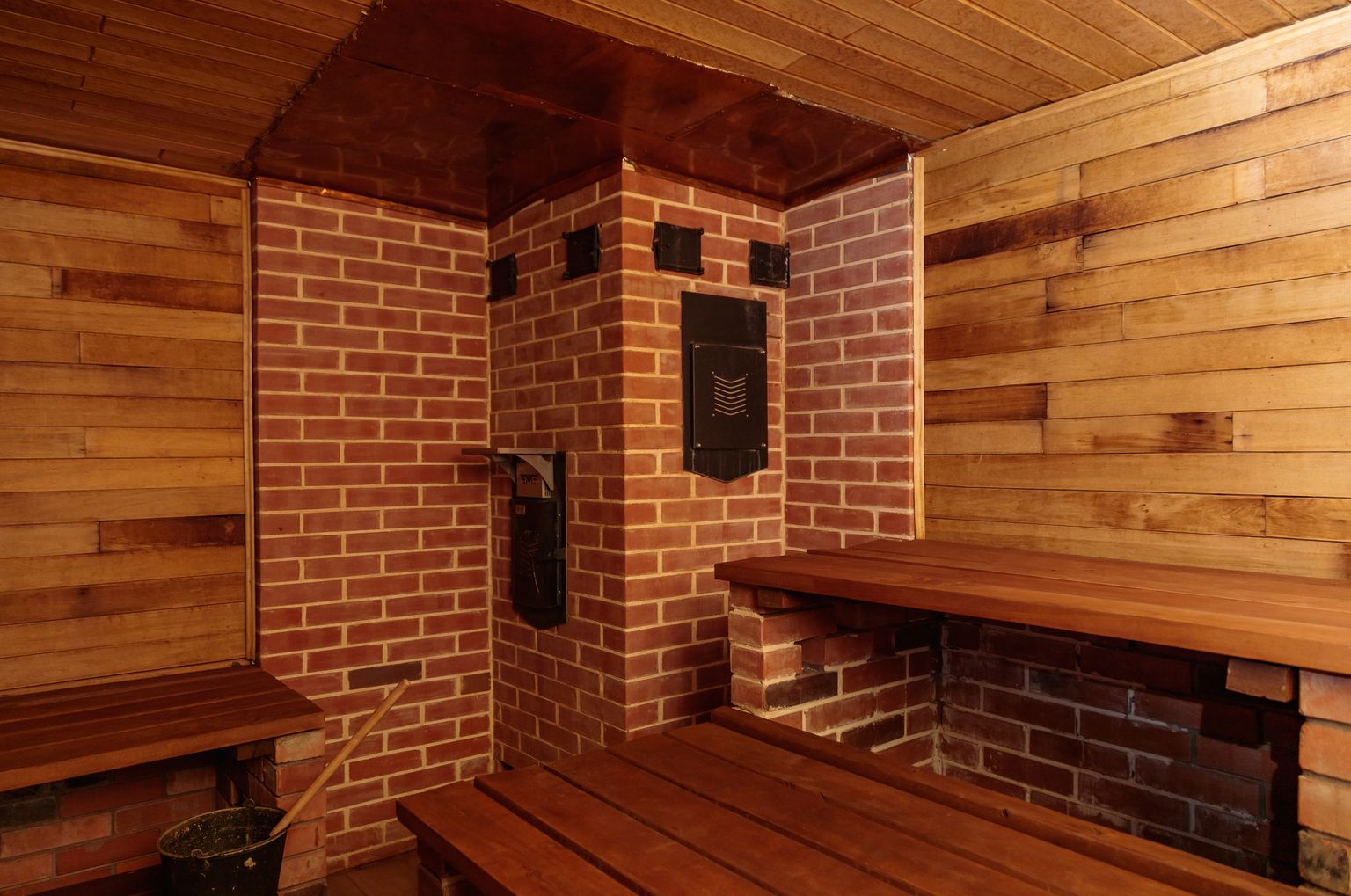 Как выбрать облицовку для банной печи: плитка, камень или сталь?