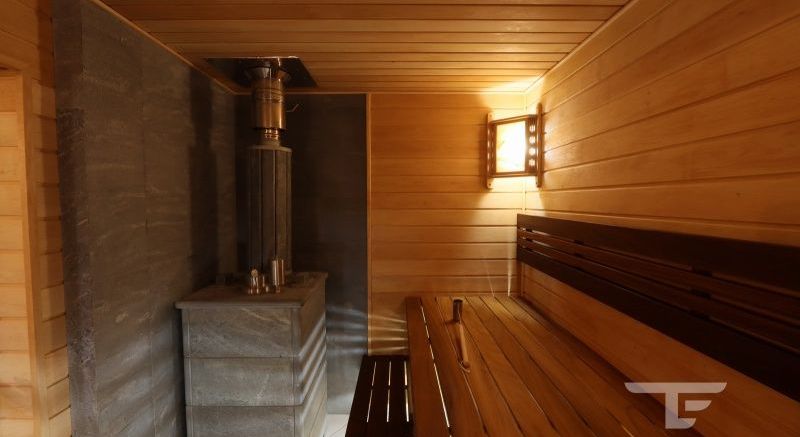 Классика бани. Печь в облицовке, ольха, абажуры из соли.