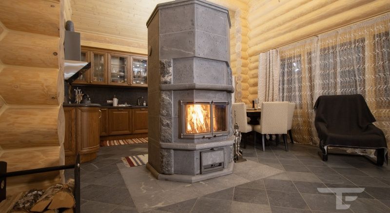 Камин с духовкой в доме из сруба