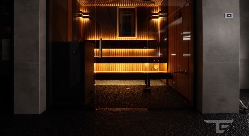 Отделка бани с витражом