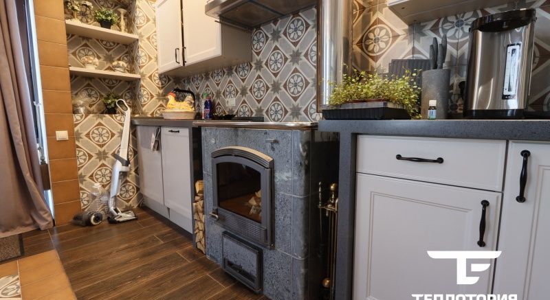 Печь-камин с варочной поверхностью в кухонной зоне