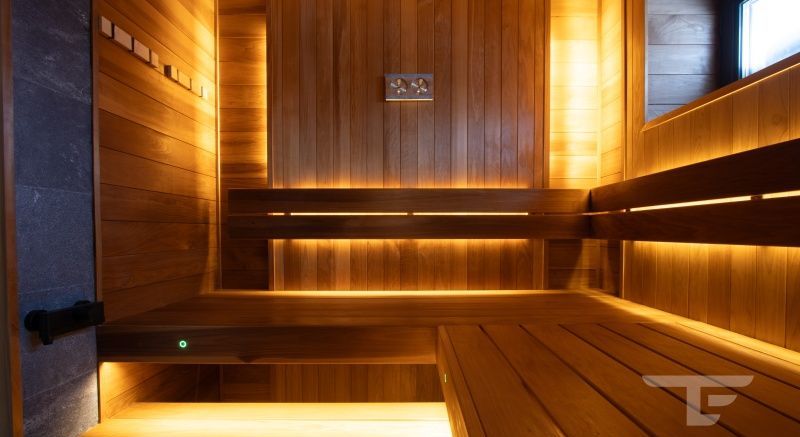 Отделка парной с помощью термодревесины и электрокаменка в облицовке.