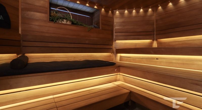 Баня с вместительным полком из термоосины