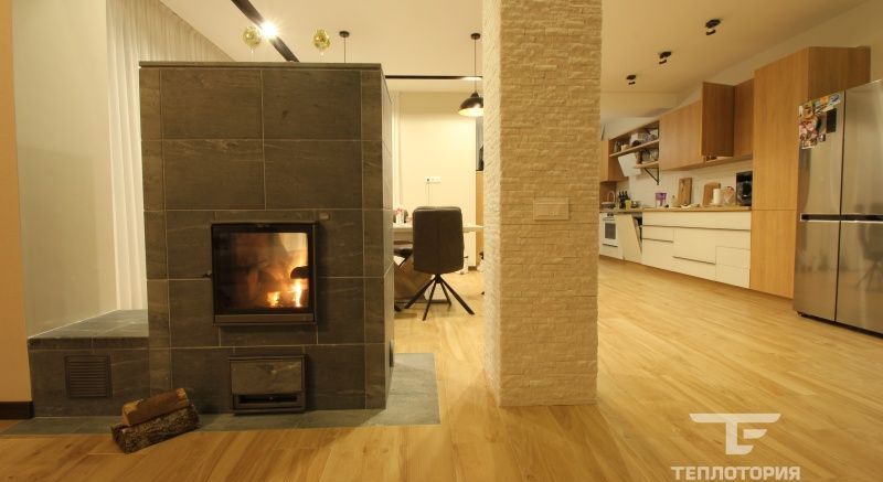 Камин Туликиви со сквозной топкой в гостиной дома
