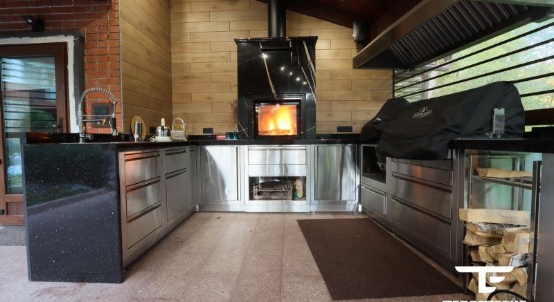 Гриль зона с камином